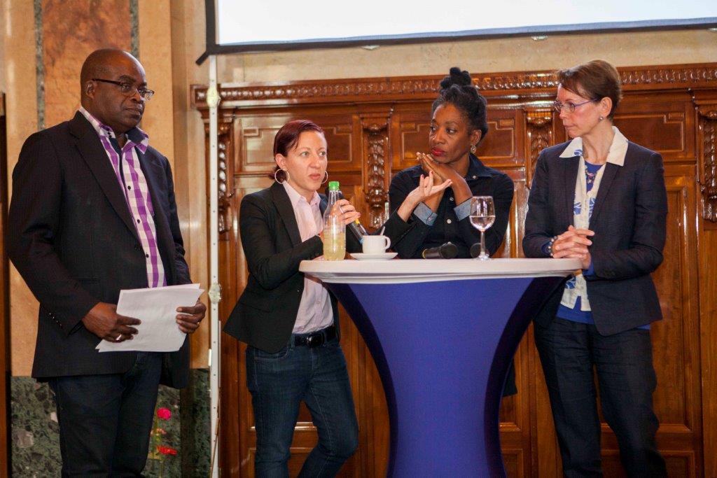 Melissa Weiner en andere gasten van de Keti Koti Lecture op het stadhuis van Rotterdam.