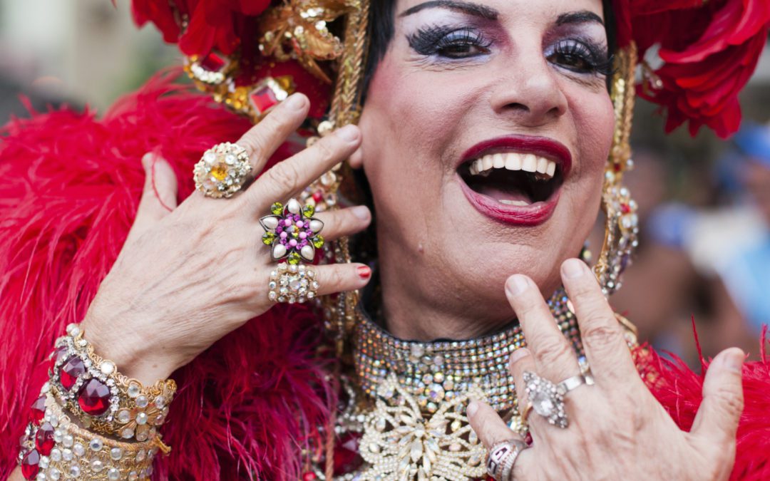 Een trans*prsoon toont de juwelen aan haar vingers