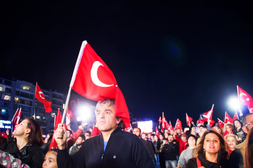 Menigte met Turkse vlaggen