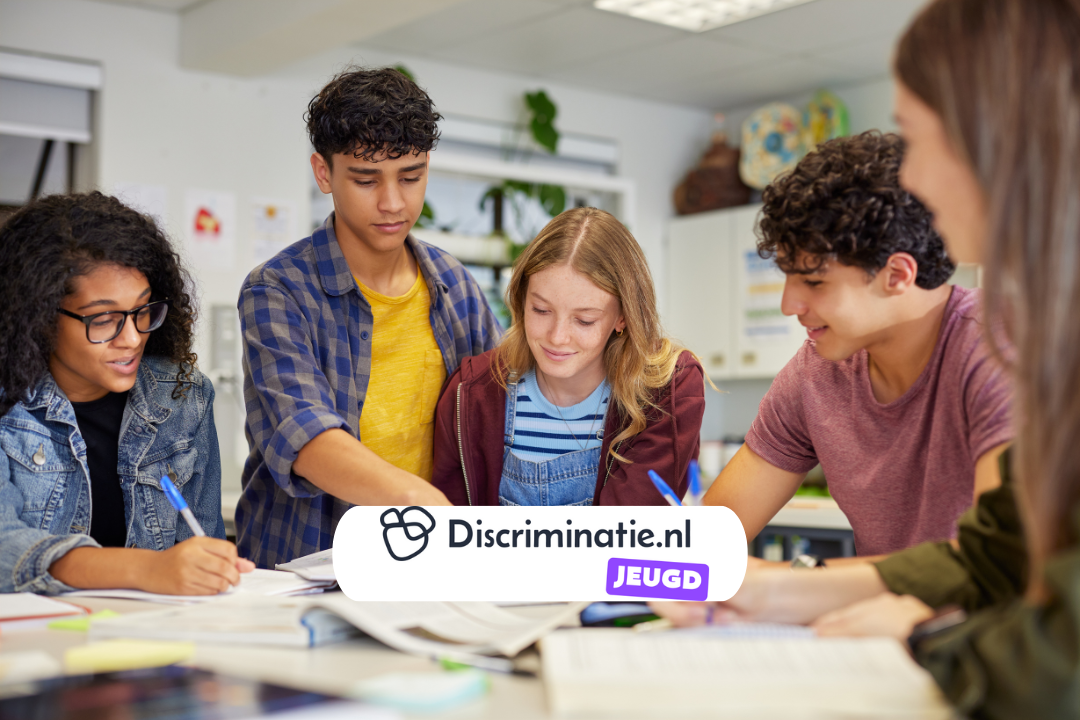 Vijf jongeren zitten aan een schooltafel met werkboeken.