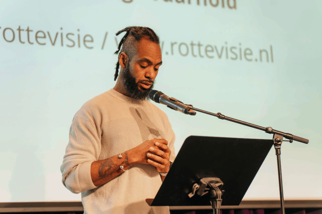 Leroy Kxng Vaarnold als spoken word artist.